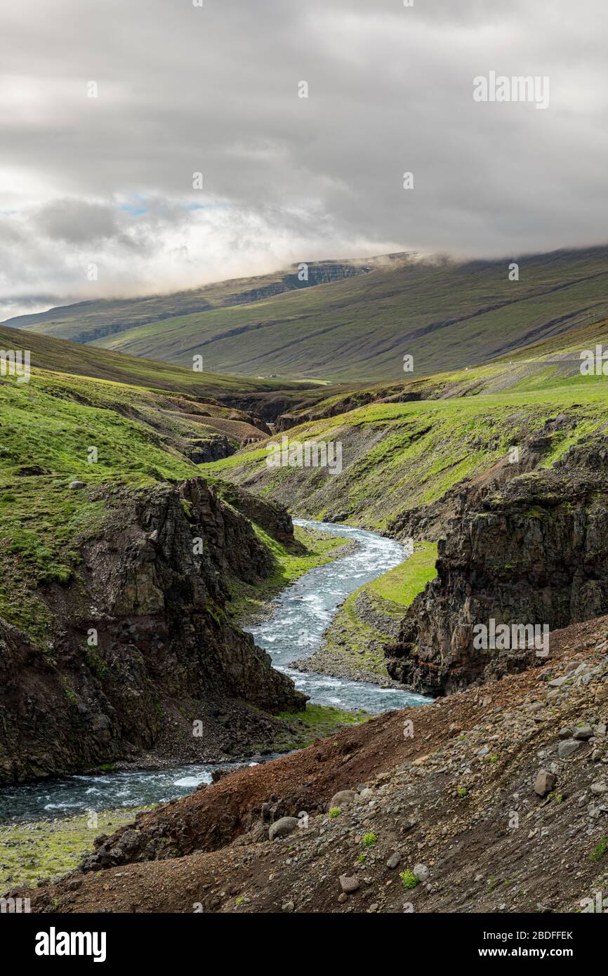 Isländische Landschaft im nördlichen Teil des Landes an einem bewölkten Tag Stockfoto