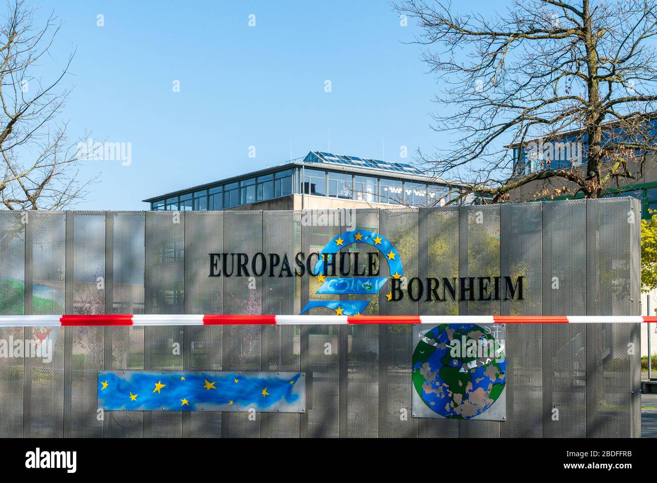 Bornheim, Nordrhein-Westfalen, Deutschland - 7. April 2020: Lokale Europäische Schule (Europachule) wegen globalen Corona-Virus, COVID-19-Pandemie geschlossen. Stockfoto