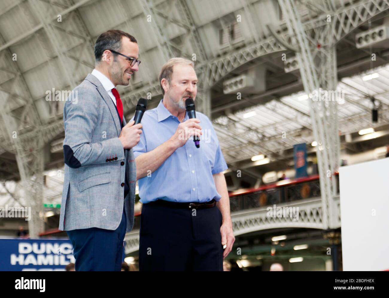 Mark Hales, Rennfahrer, bespricht den Maserati 250F mit dem Motoring Expert Max Girardo auf der Car Stories Stage, auf der London Classic Car Show 2020 Stockfoto