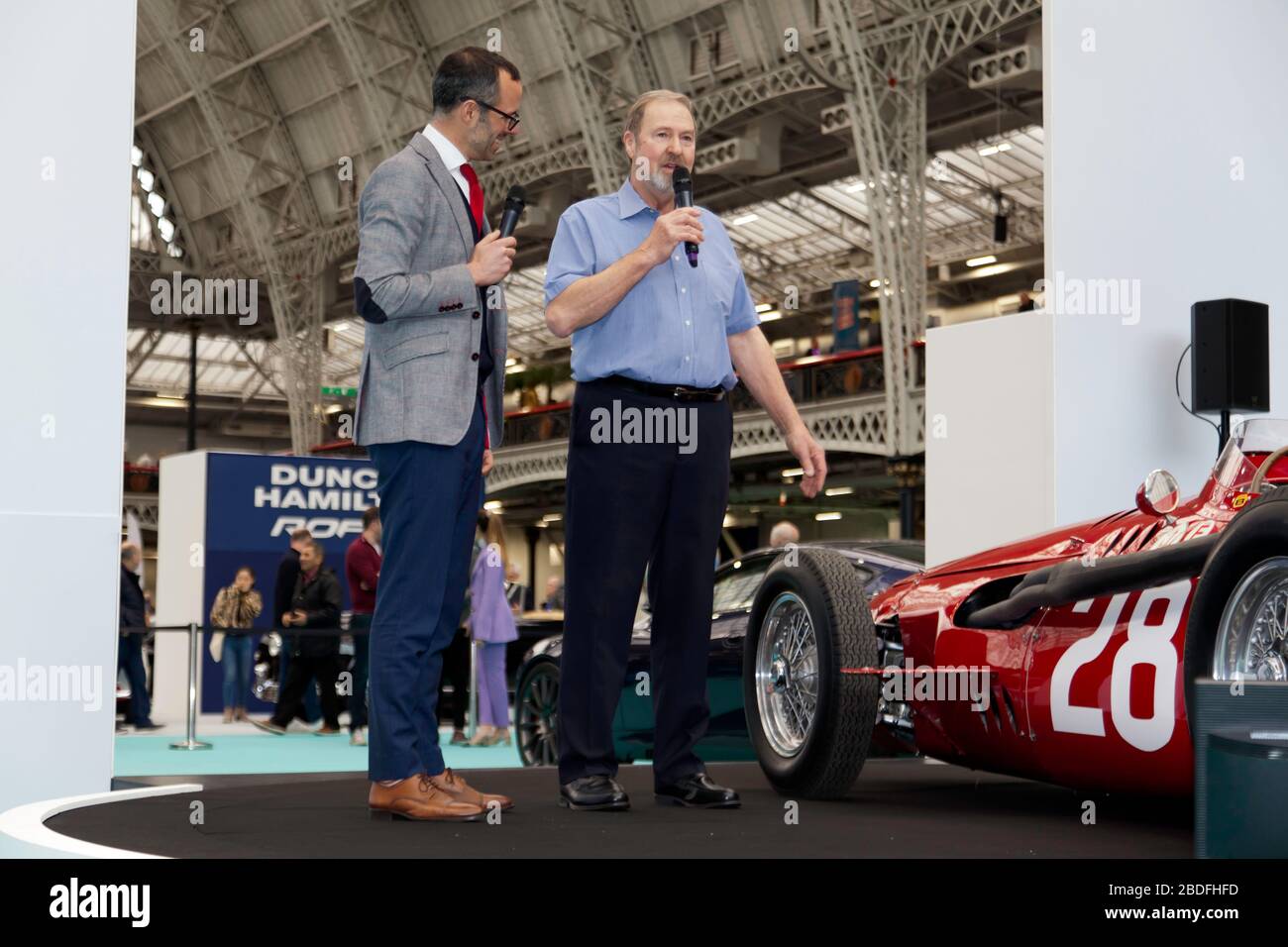 Mark Hales, Rennfahrer, bespricht den Maserati 250F mit dem Motoring Expert Max Girardo auf der Car Stories Stage, auf der London Classic Car Show 2020 Stockfoto