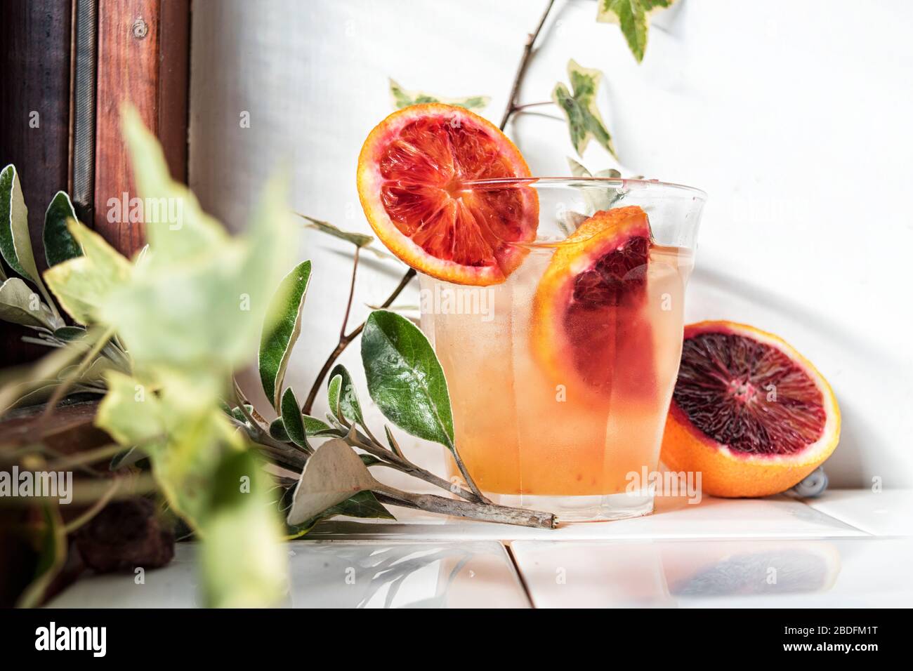 Orange Getränk aus Gin und Blood Stockfoto