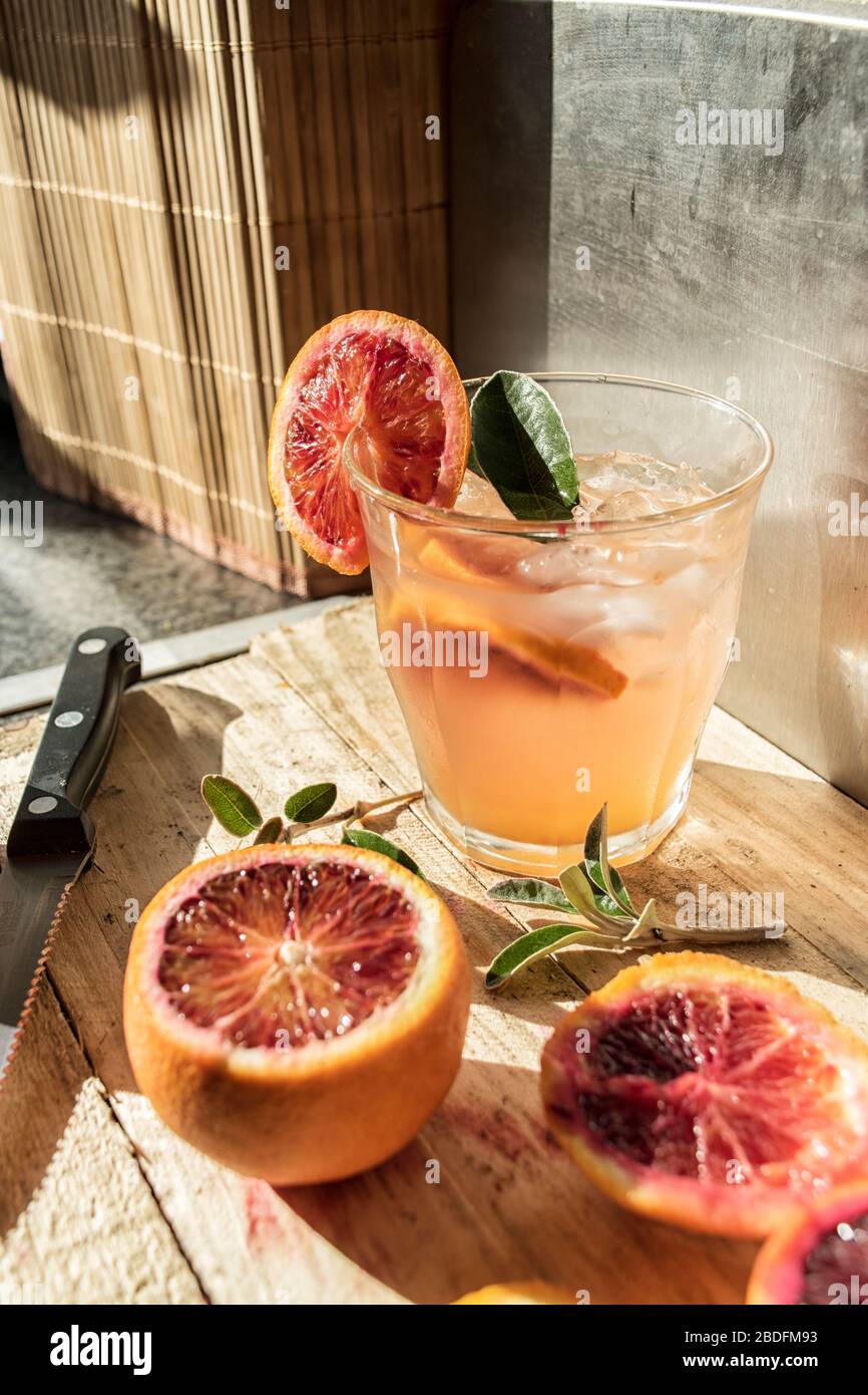 Orange Getränk aus Gin und Blood Stockfoto