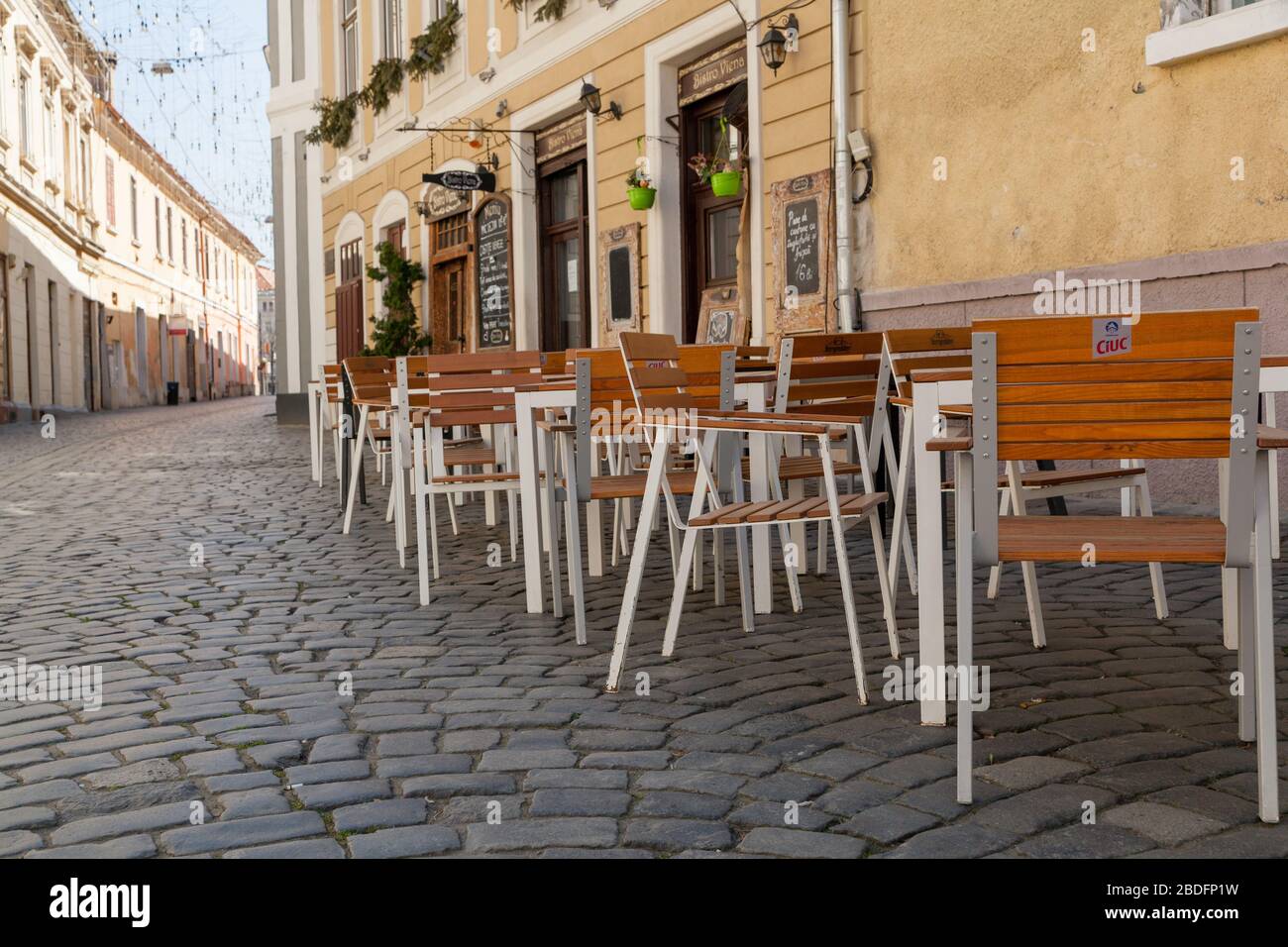Cluj-Napoca, Rumänien; April 2020 - Bars, Restaurants, Pubs, Bistros, Veranstaltungsorte sind alle geschlossen. Leere Tische und Terrasse während der Pandemie Stockfoto