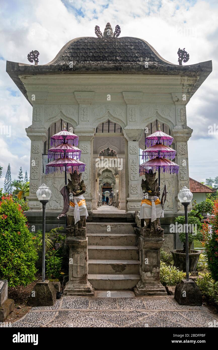 Vertikaler Blick auf den Eingang zum Königspalast im Ujung Water Palace in Bali, Indonesien. Stockfoto