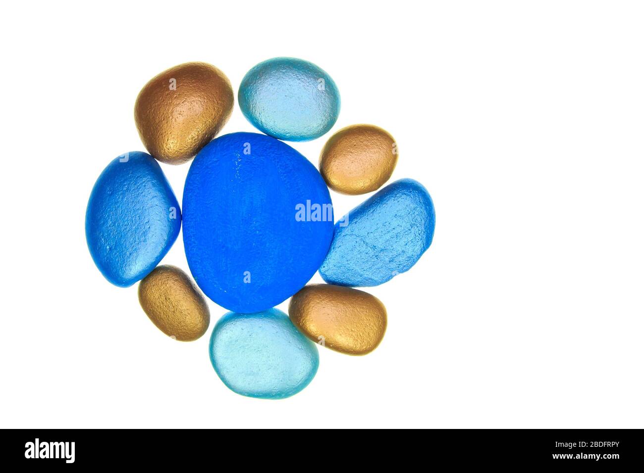 Gruppe von blau- und goldfarbenen Steinen isoliert auf einem weißen Backgroiund Stockfoto
