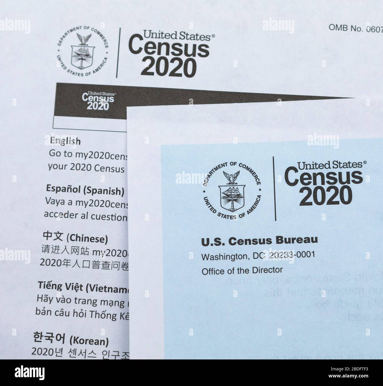 VIRGINIA, USA, 14. MÄRZ 2020: US Census 2020 Papierformulare mit Übersetzung, per Post vom U.S. Census Bureau. Stockfoto