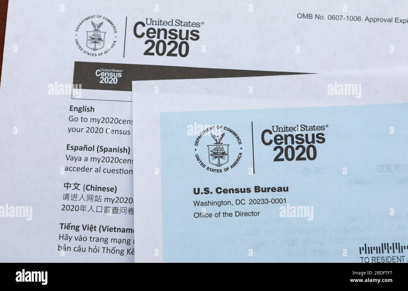 VIRGINIA, USA, 14. MÄRZ 2020: US Census 2020 Papierformulare mit Übersetzung, per Post vom U.S. Census Bureau. Stockfoto