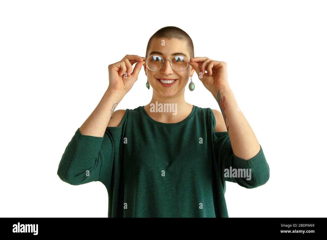 Intelligent. Porträt der jungen kaukasischen Frau mit freizügiger Erscheinung auf weißem Hintergrund. Ungewöhnlicher Look mit Tätowierungen und Glatze. Menschliche Emotionen, Gesichtsausdruck, Umsatz, Anzeigenkonzept. Jugendkultur. Stockfoto