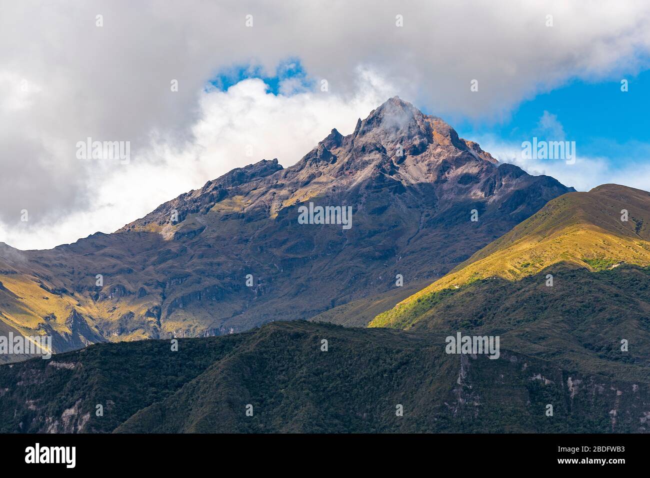 Der Vulkan Cotacachi in den Anden in der Nähe von Otavalo und Quito, Ecuador. Stockfoto