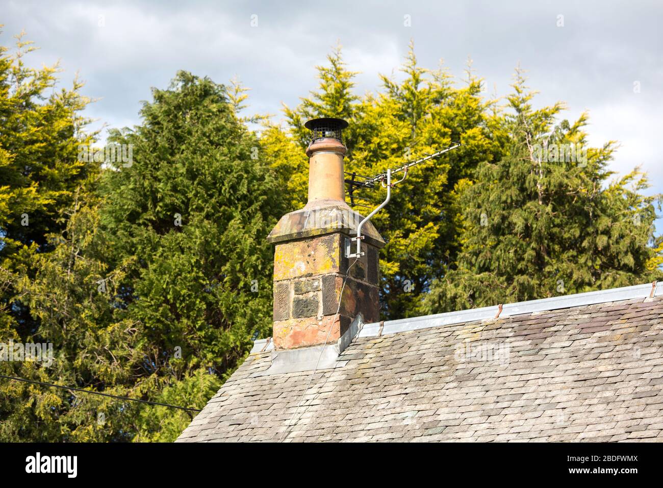 Alter Kaminstapel mit einem modernen TV Ariel angebracht Stockfoto