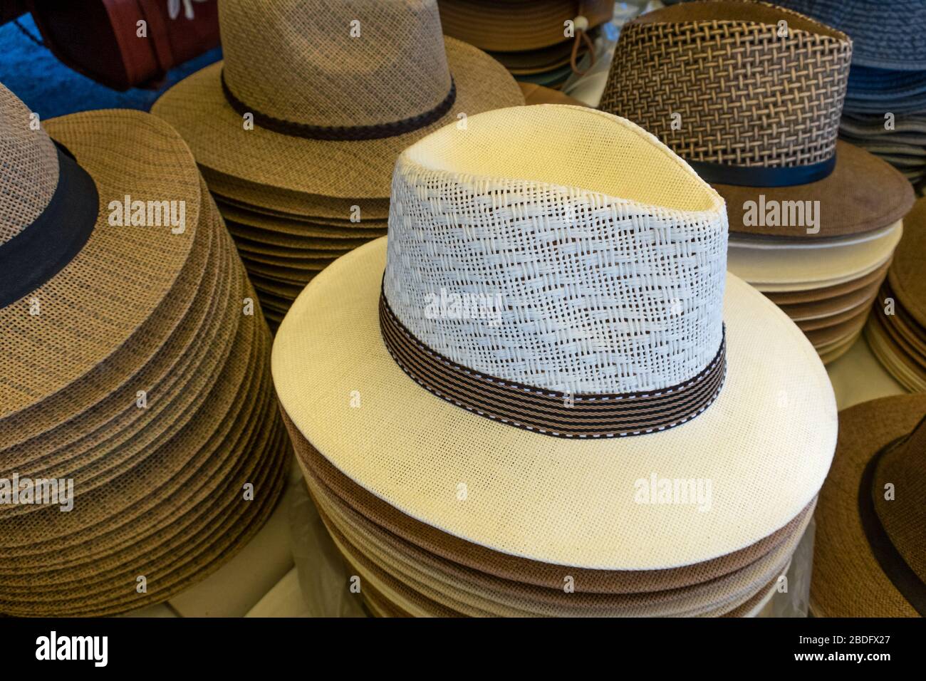 Panama-Hüte im Mercado Municipal, dem Hauptmarkt in Tavira, Algarve, Portugal Stockfoto