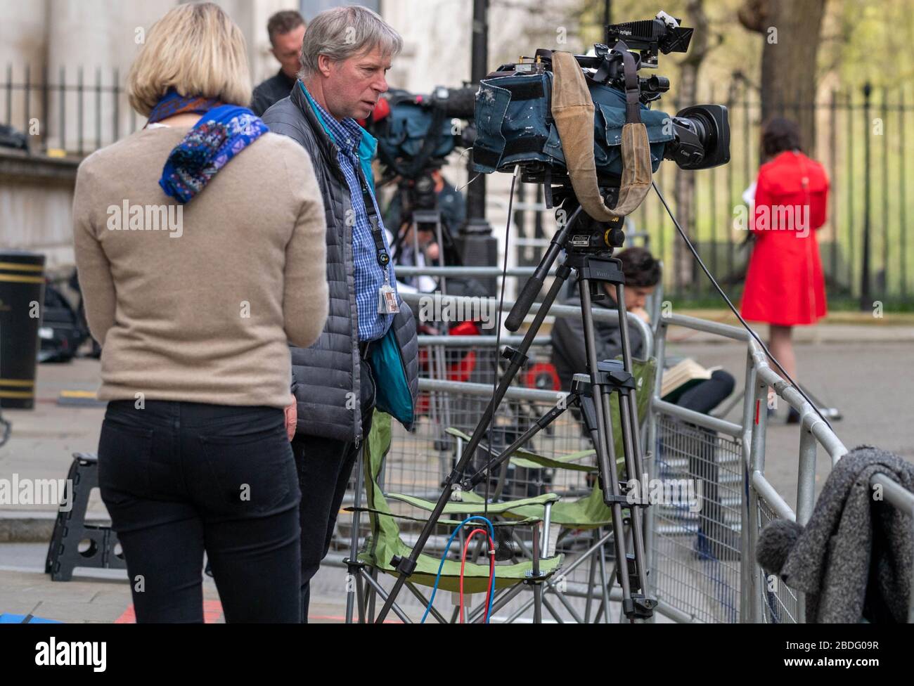 London, Großbritannien. April 2020. Covid Lockdown in Westminster London UK Medien- und TV-Crews warten in Downing Street Credit: Ian Davidson/Alamy Live News Stockfoto