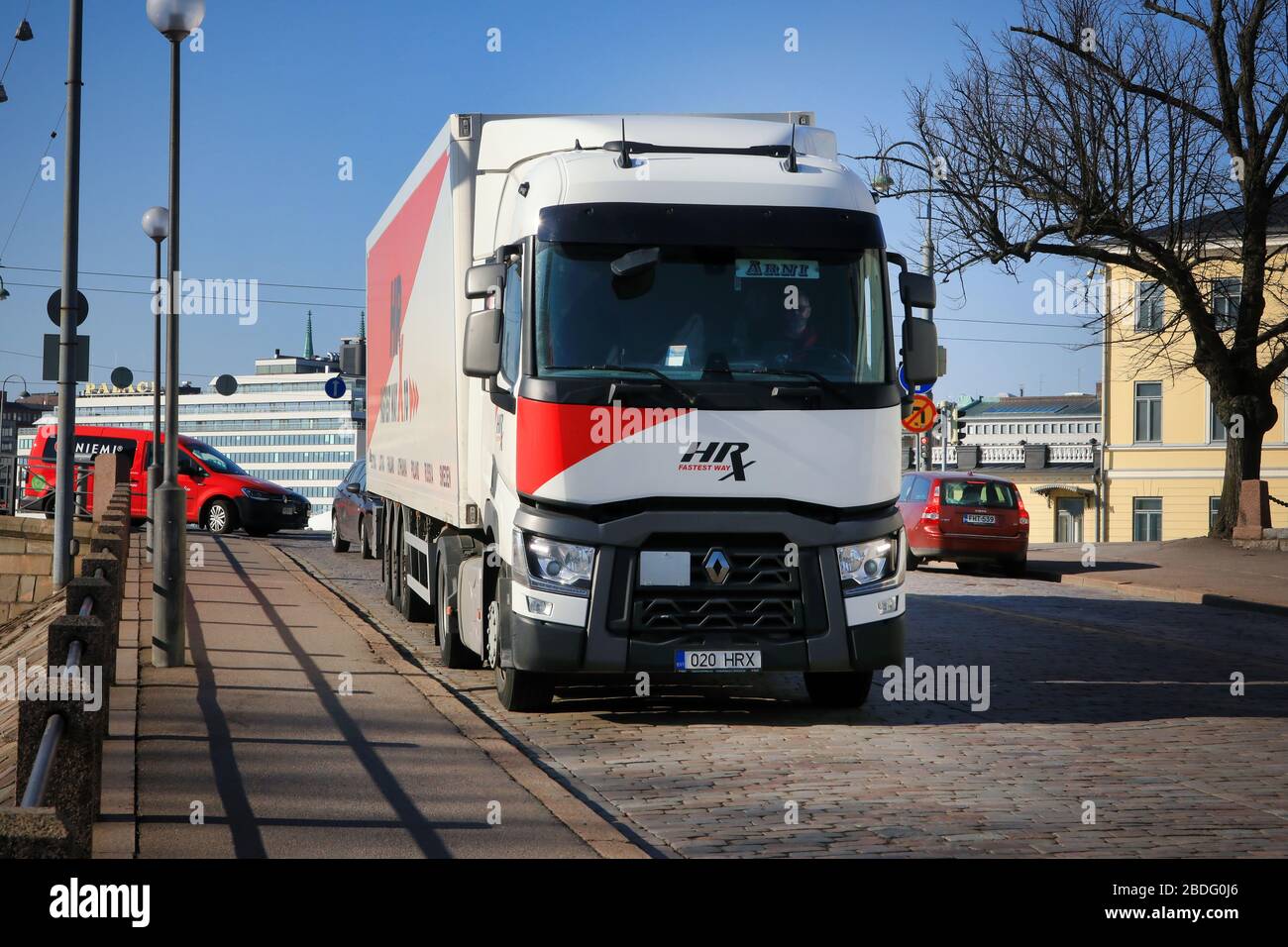 Renault Trucks T-Sattelanhänger HRX fährt auf der gepflasterten Helsinki-Straße nach der Ankunft im finnischen Hafen am sonnigen Frühlingstag. April 2020. Stockfoto