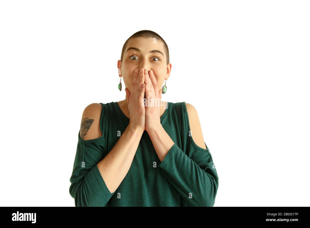 Erstaunt. Porträt der jungen kaukasischen Frau mit freizügiger Erscheinung auf weißem Hintergrund. Ungewöhnlicher Look mit Tätowierungen und Glatze. Menschliche Emotionen, Gesichtsausdruck, Umsatz, Anzeigenkonzept. Jugendkultur. Stockfoto