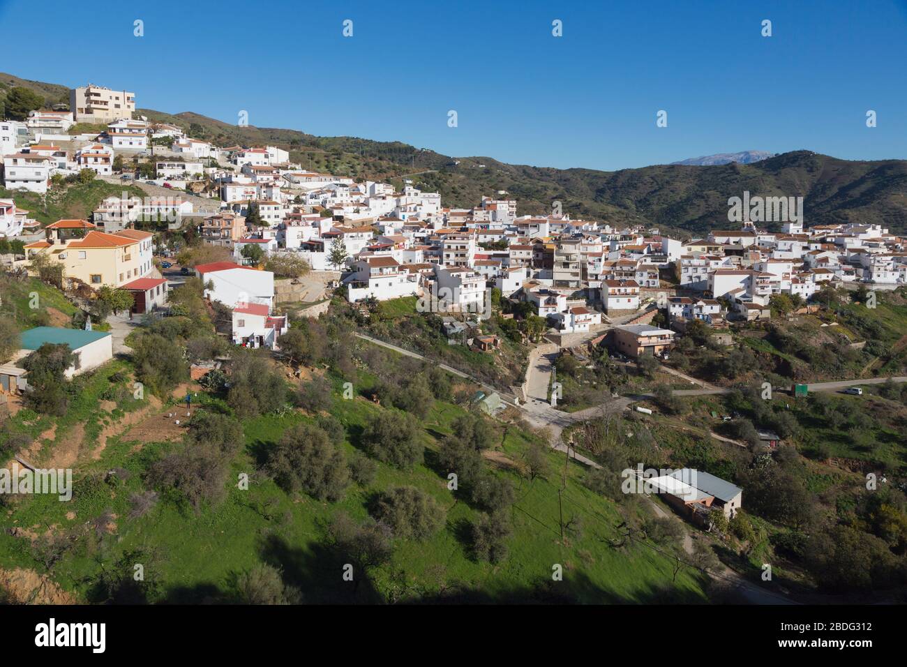 Moclinejo, Axarquia, Provinz Málaga, Andalusien, Südspanien. Typisches weiß gewaschene Bergdorf in der Region Axarquia in der Provinz Málaga. Stockfoto