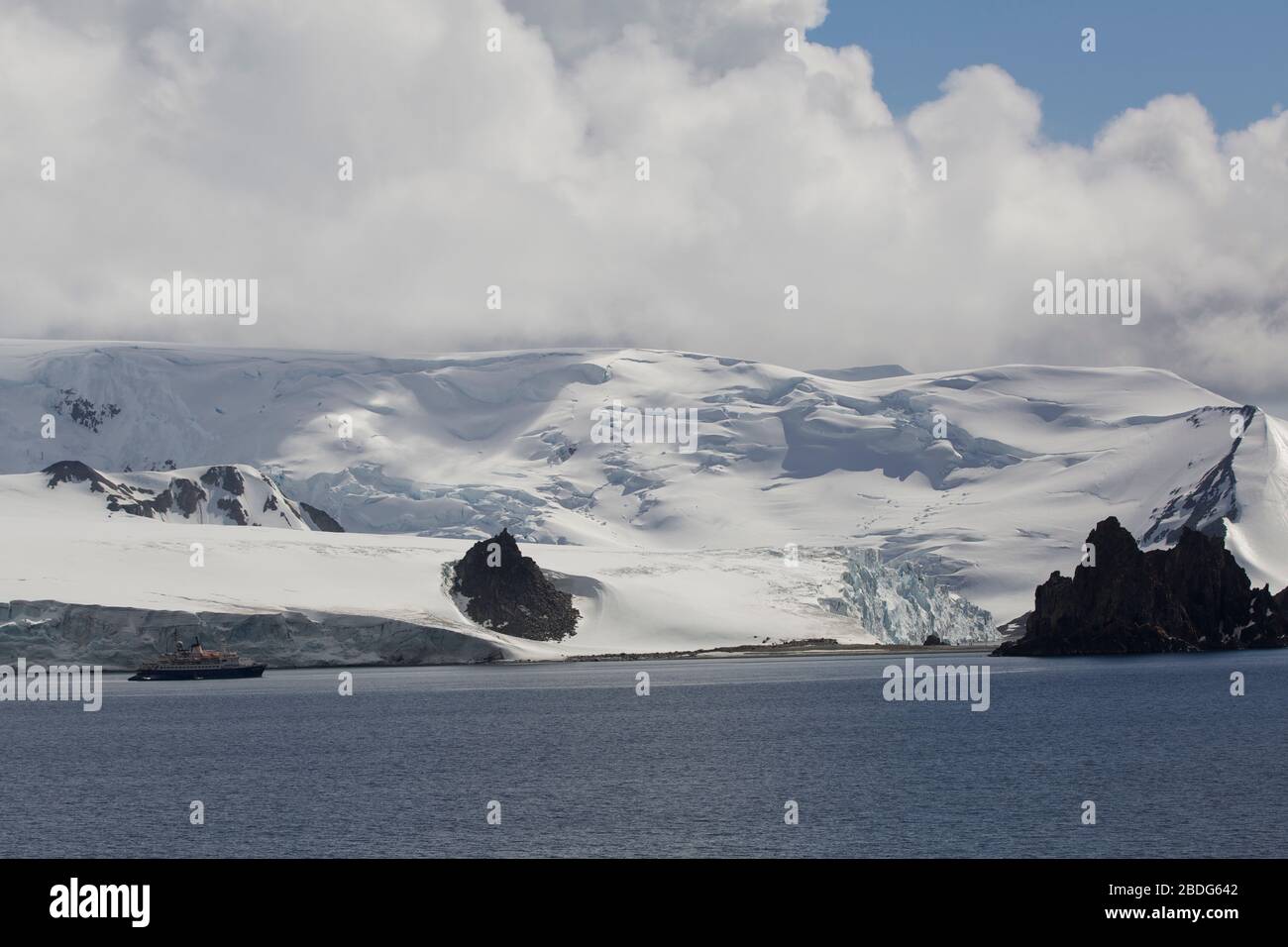 Landschaft in der Antarktis mit Schiff Stockfoto
