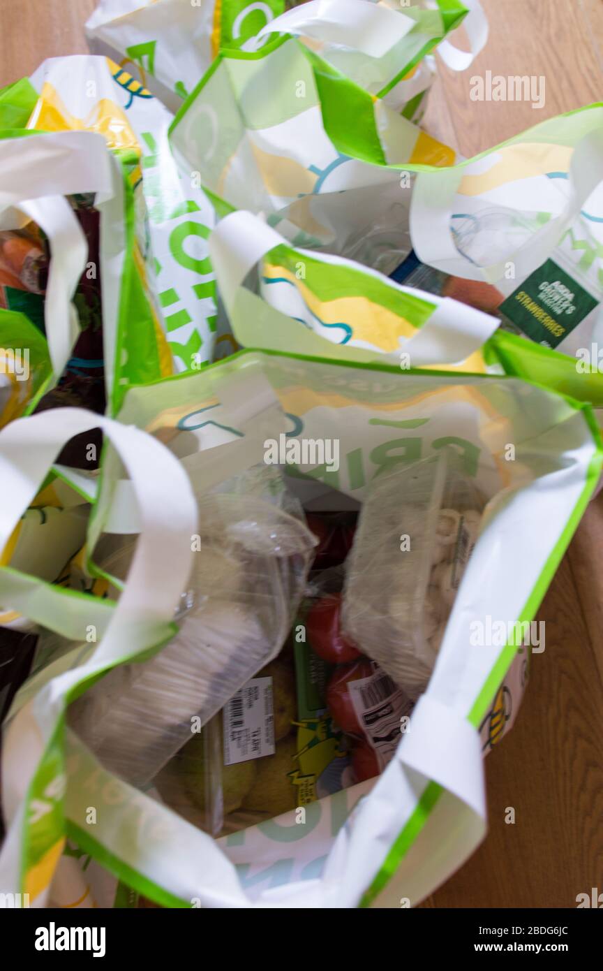 Lebensmitteleinkaufsäcke von ASDA gefüllt mit Produkten Stockfoto