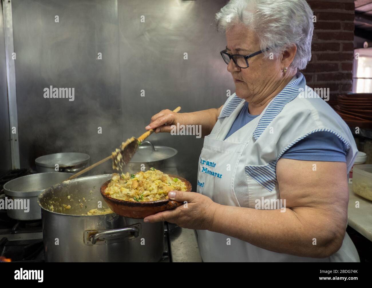 Dona Isabel serviert Reis im Restaurant Sabores de Monsaraz in der portugiesischen Region Alentejo Stockfoto