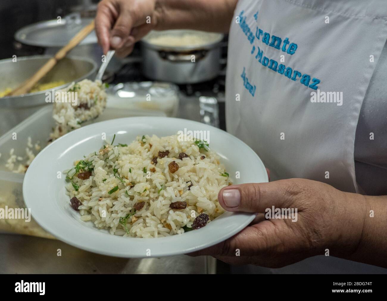 Dona Isabel serviert Reis im Restaurant Sabores de Monsaraz in der portugiesischen Region Alentejo Stockfoto