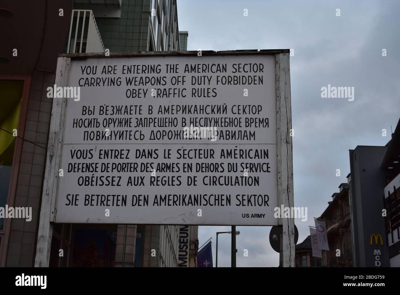 Melden Sie sich am Checkpoint Charlie in Deutsch und Englisch in Russisch an Stockfoto