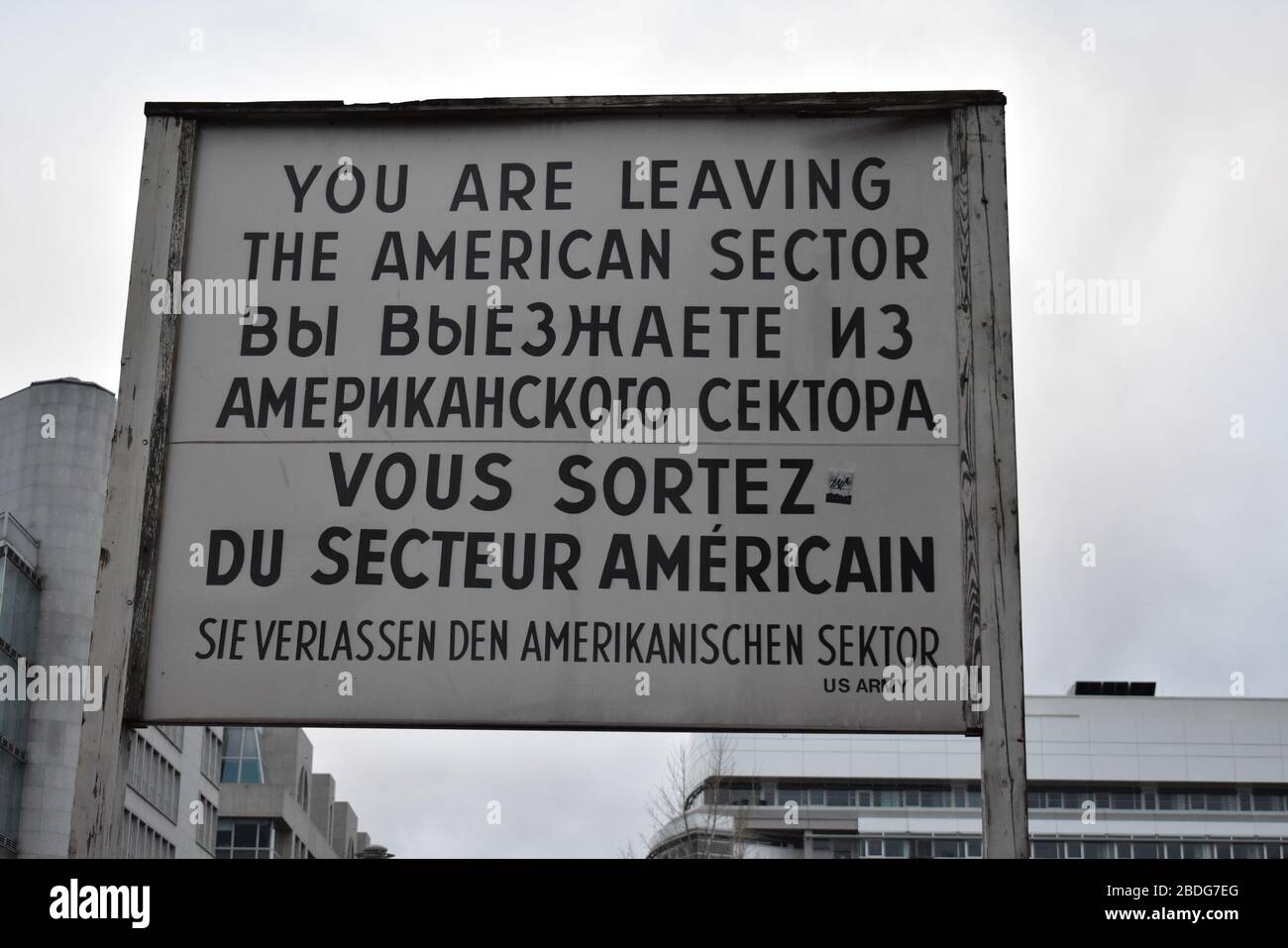 Verlassen der Beschilderung am Checkpoint Charlie auf Russisch Französisch Englisch und Deutsch in Berlin Stockfoto
