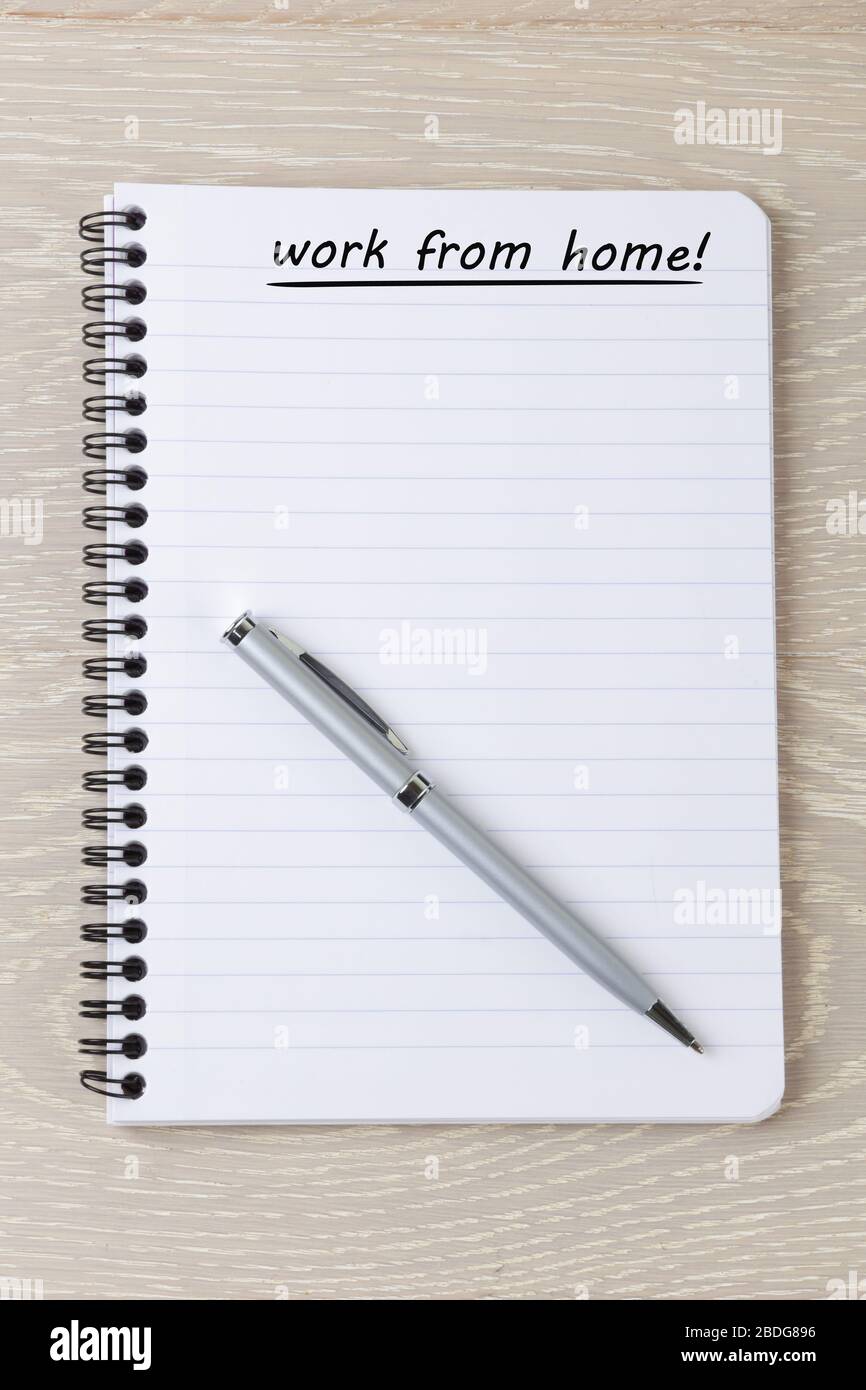 Ein Arbeitsbericht von zu Hause auf einem Pad mit Stift Stockfoto
