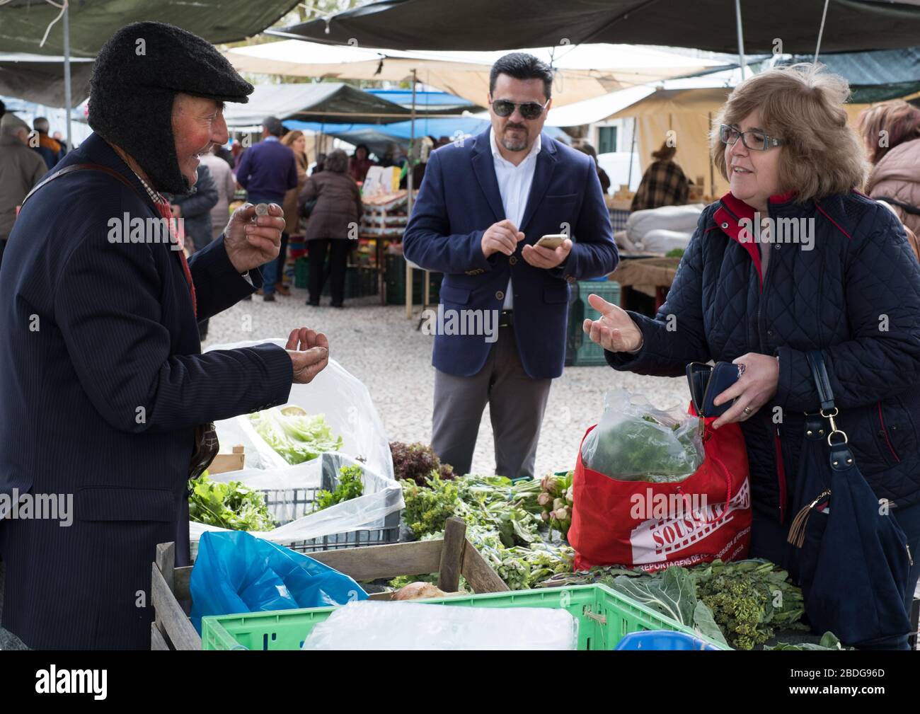 Gemüsestand auf dem Wochenmarkt auf dem zentralen Platz von Estremoz, Alentejo Region, Portugal Stockfoto