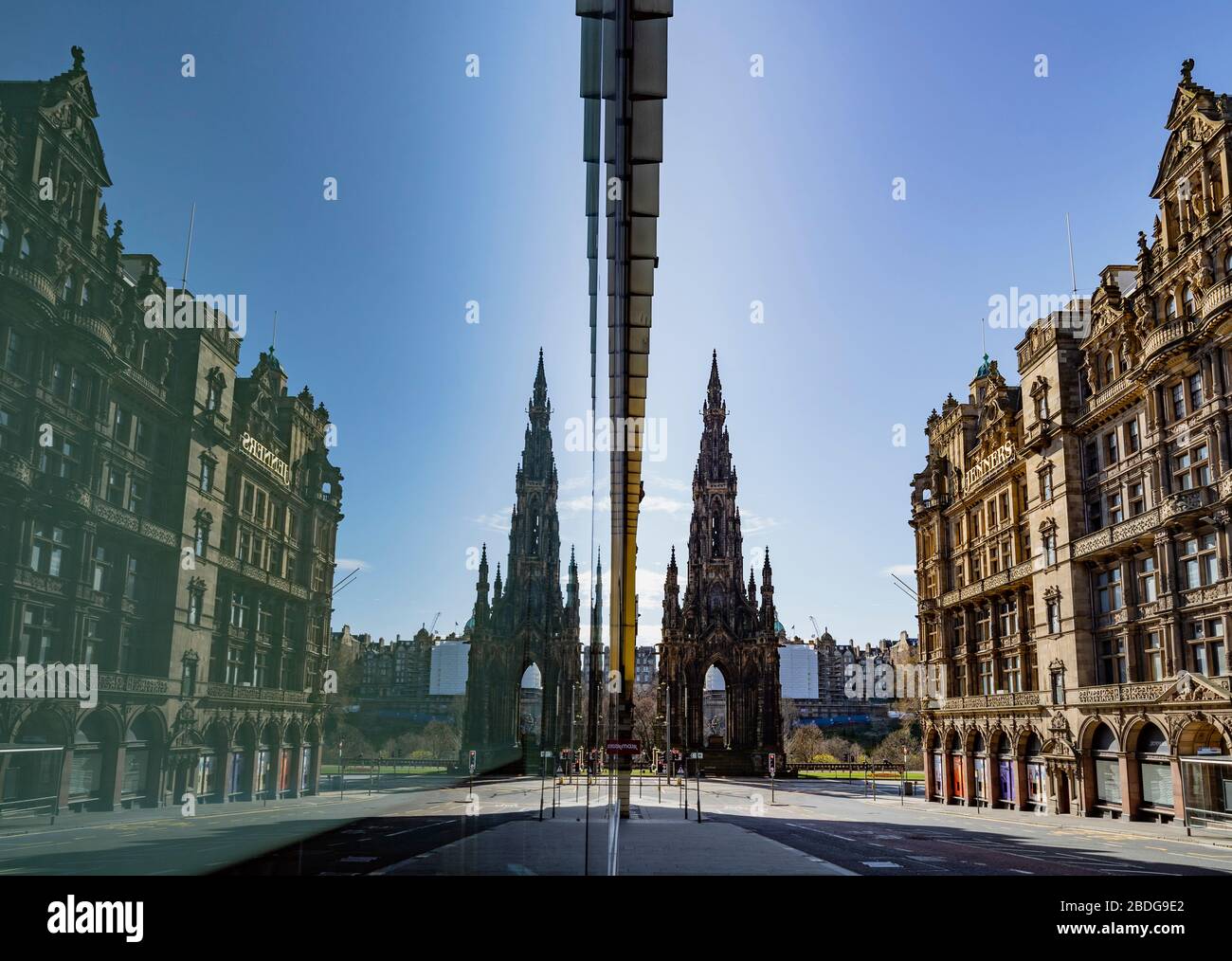 Edinburgh, Schottland, Großbritannien. April 2020. Bilder aus Edinburgh während des anhaltenden Coronavirus Sperrens. Abgebildet; Blick auf das Scott-Denkmal von der desertierten South St David Street im Stadtzentrum. Iain Masterton/Alamy Live News. Stockfoto