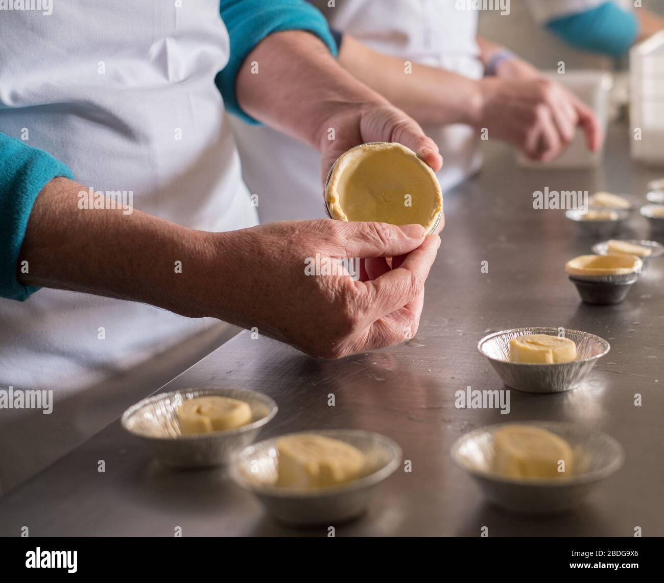Pastéis de Nata (Kustardtörtchen) wird von Hand in Borba, Alentejo, Portugal, hergestellt Stockfoto