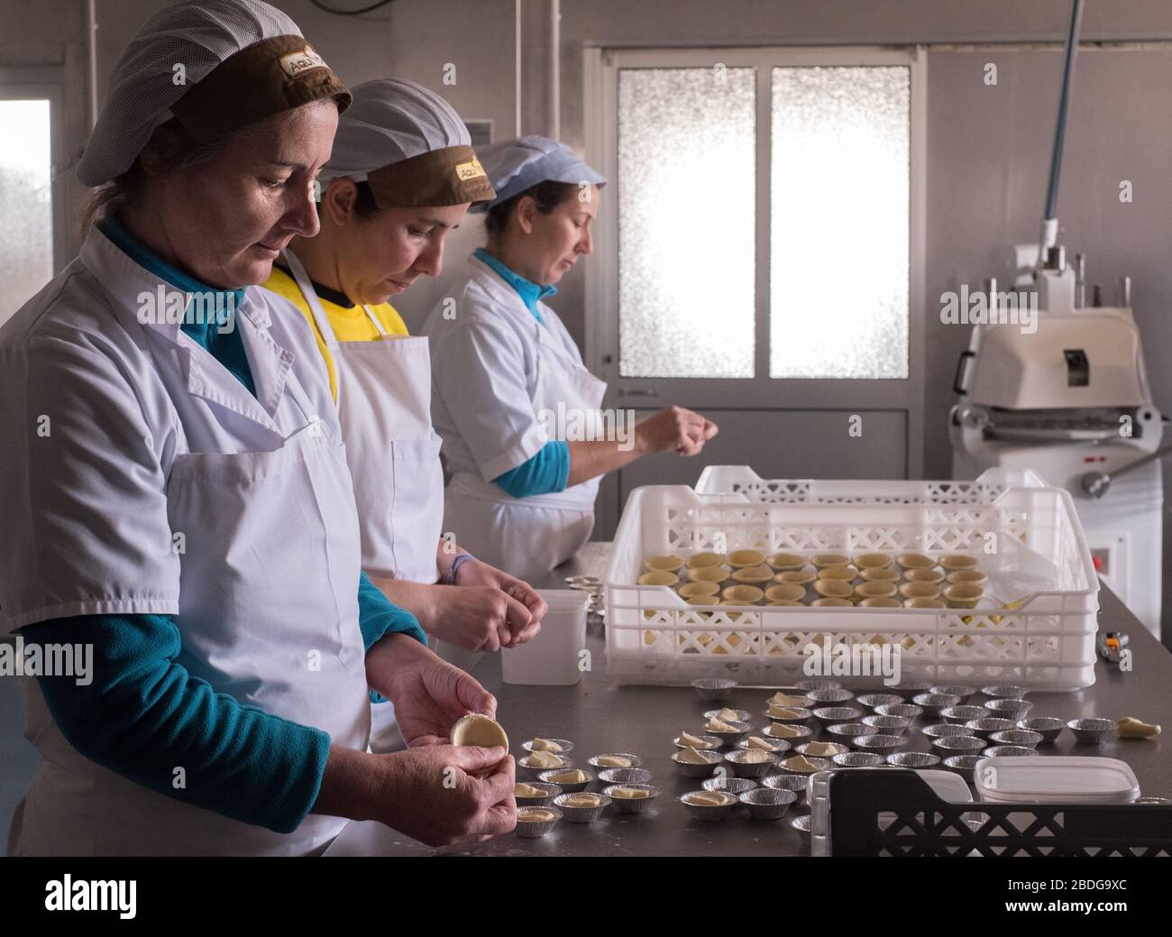 Pastéis de Nata (Kustardtörtchen) wird von Hand in Borba, Alentejo, Portugal, hergestellt Stockfoto
