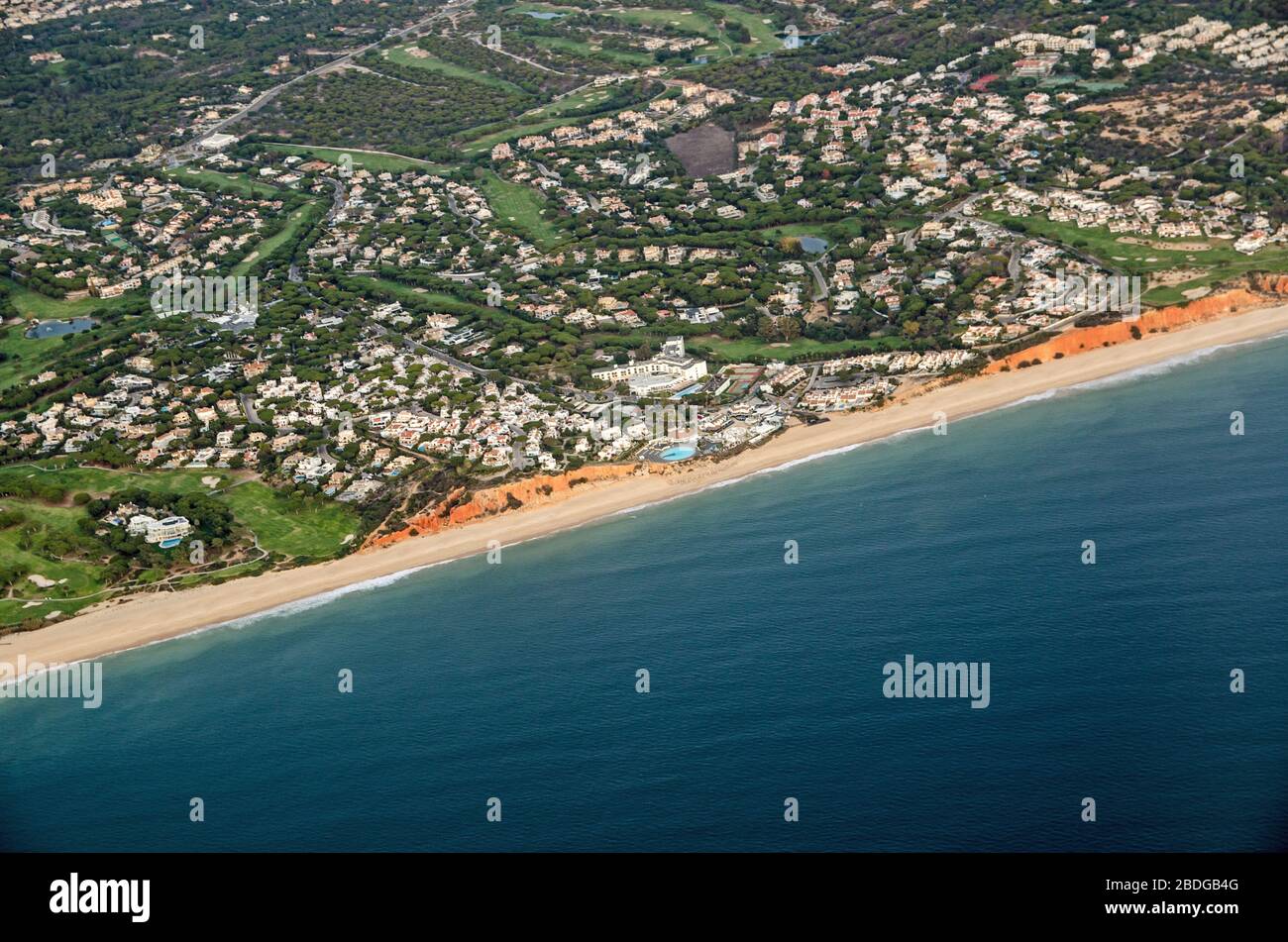 Luftaufnahme des Küstenortes Praia de Vale do Lobo an der Algarveküste in Faro, Portugal. Das 5-Sterne-Hotel Dona Filipa liegt mitten in der Nähe von t Stockfoto