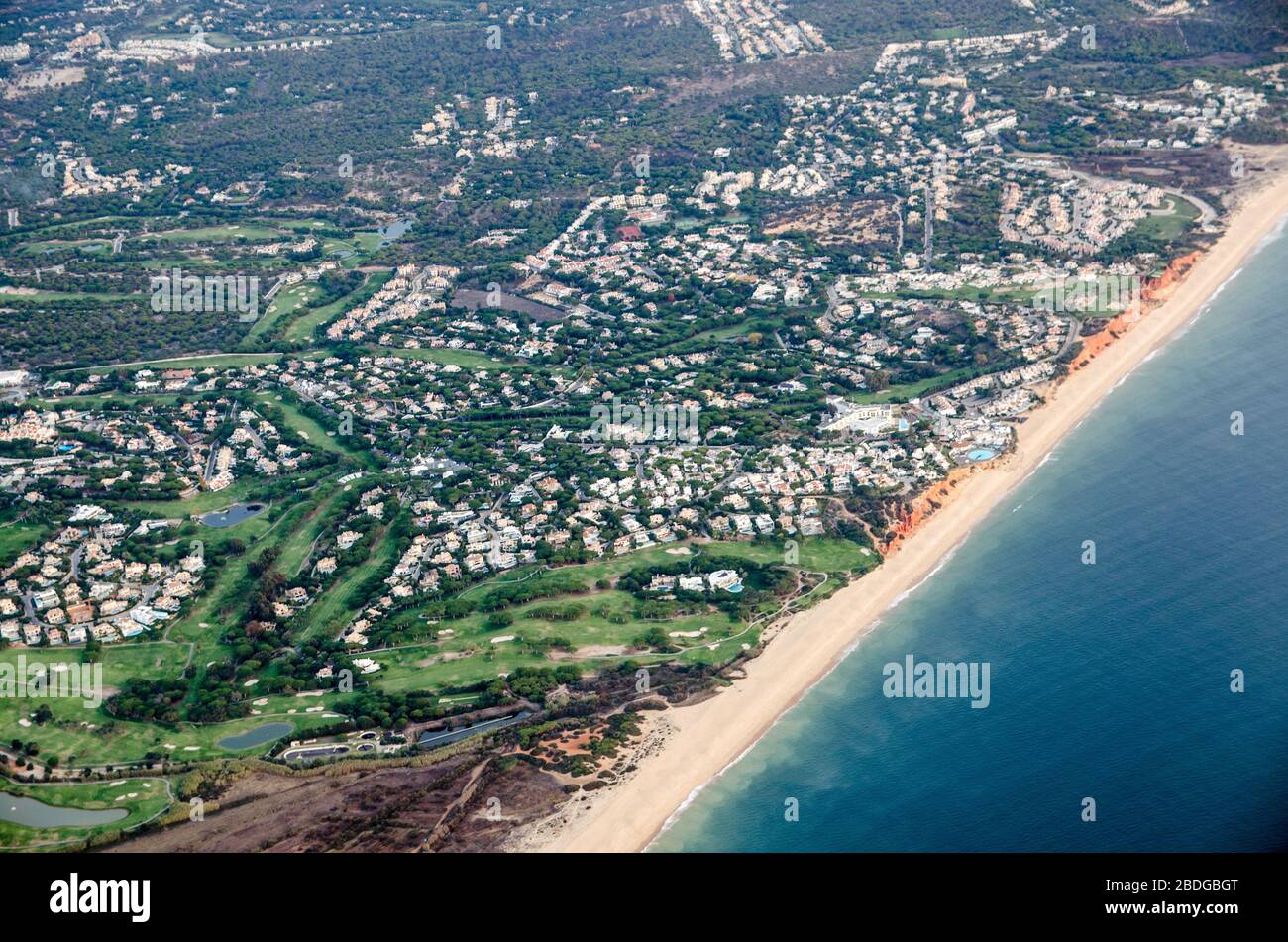 Luftbild eines Teils der Algarve-Küste in Faro, Portugal. Umfasst 5-Sterne-Luxushotels, Golfplätze und den Strand Praia de Vale do Lobo. Stockfoto