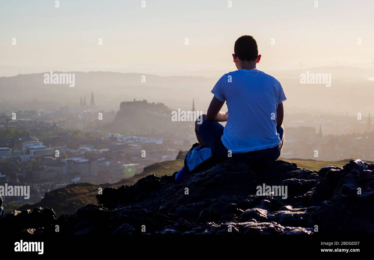 Hazy Sunset Over Edinburgh City Stockfoto