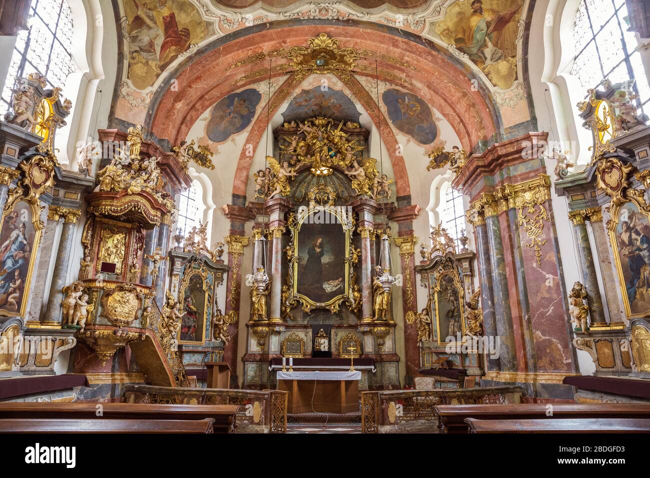 PRAG, TSCHECHIEN - 10. MÄRZ 2020: Prager Loreta, Innere der Geburtskirche des Herrn. Verzierte Katholische Kathedrale Stockfoto