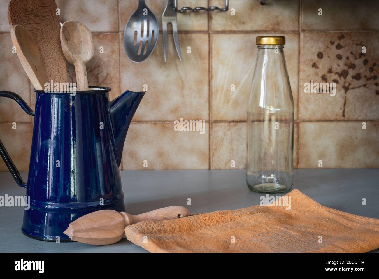 Kein Küchenkonzept, Holztuch und recycelte Flasche. Hintergrund. Stockfoto