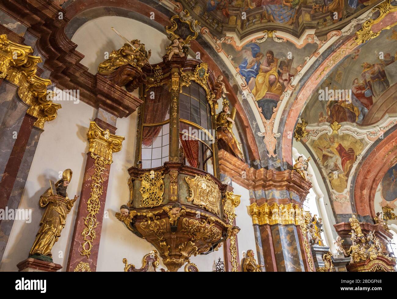 PRAG, TSCHECHIEN - 10. MÄRZ 2020: Prager Loreta, Innere der Geburtskirche des Herrn. Verzierte katholische Kathedrale mit geschnitztem Deko Stockfoto