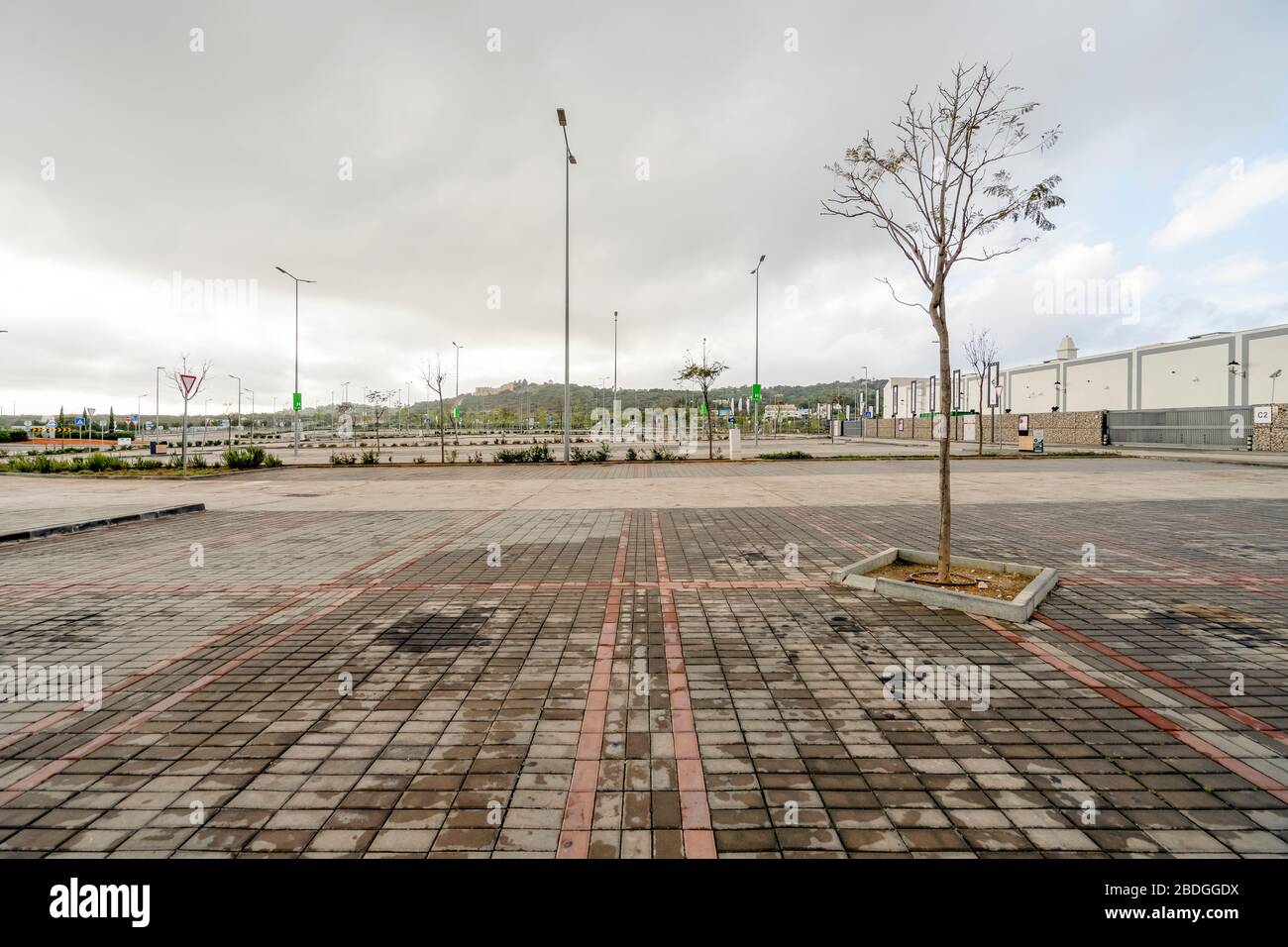Faro, Portugal - 7. April 2020: Leerer Parkplatz vor dem größten Einkaufszentrum der Algarve - MAR Shopping Mall, Designer Outlet und Ikea - fällig Stockfoto