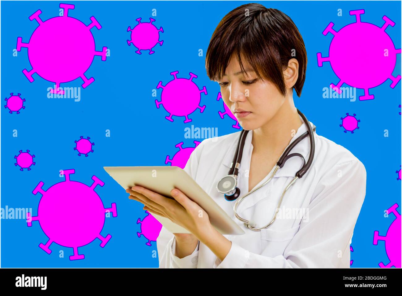 Asiatisch-amerikanischer Arzt mit Tablettencomputer mit Coronavirus-Illustrationshintergrund Stockfoto