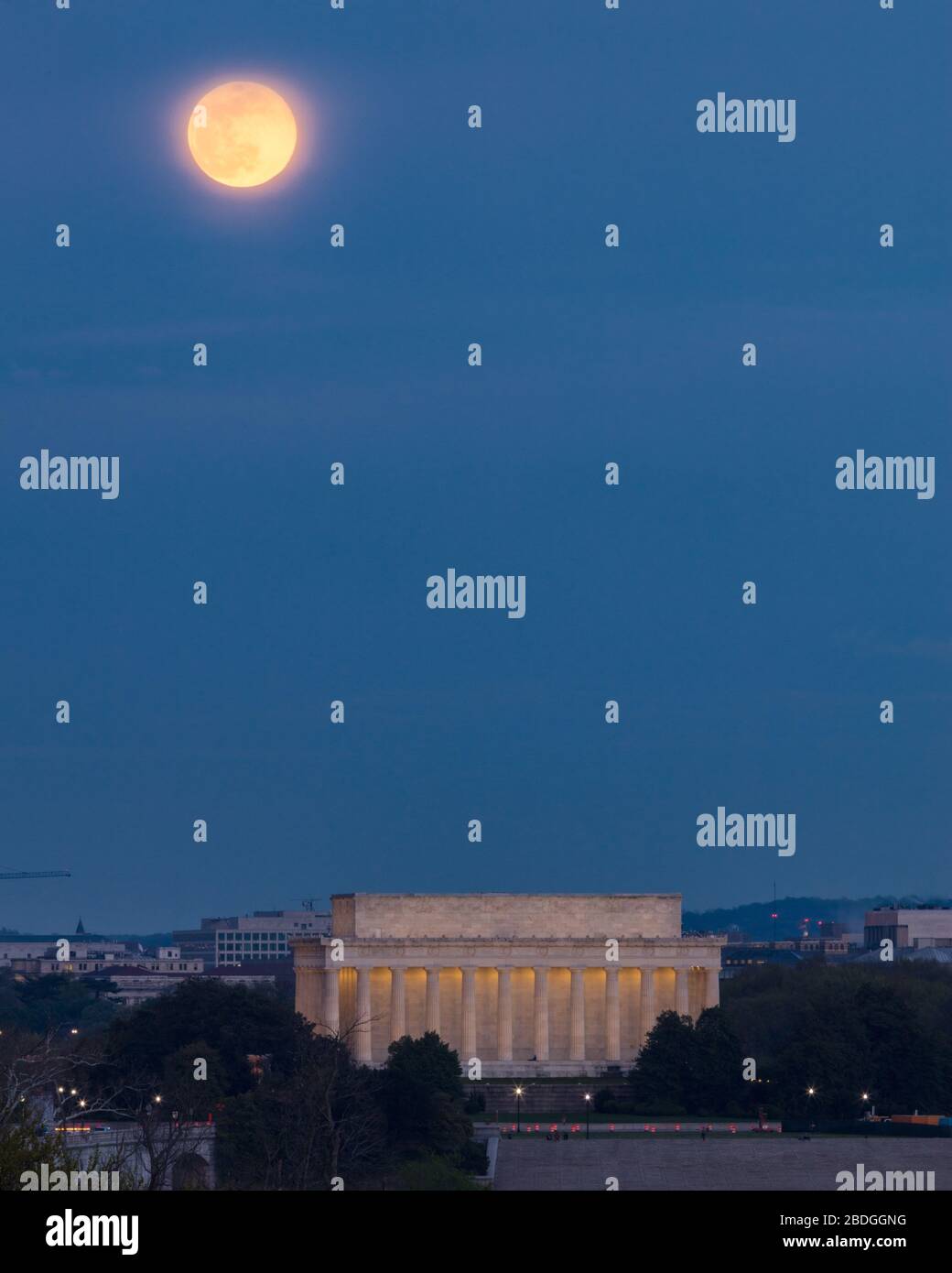 Washington, D.C. April 2020. Pink Super Moon Over Lincoln Memorial in der National Mall in Washington, DC. Stockfoto