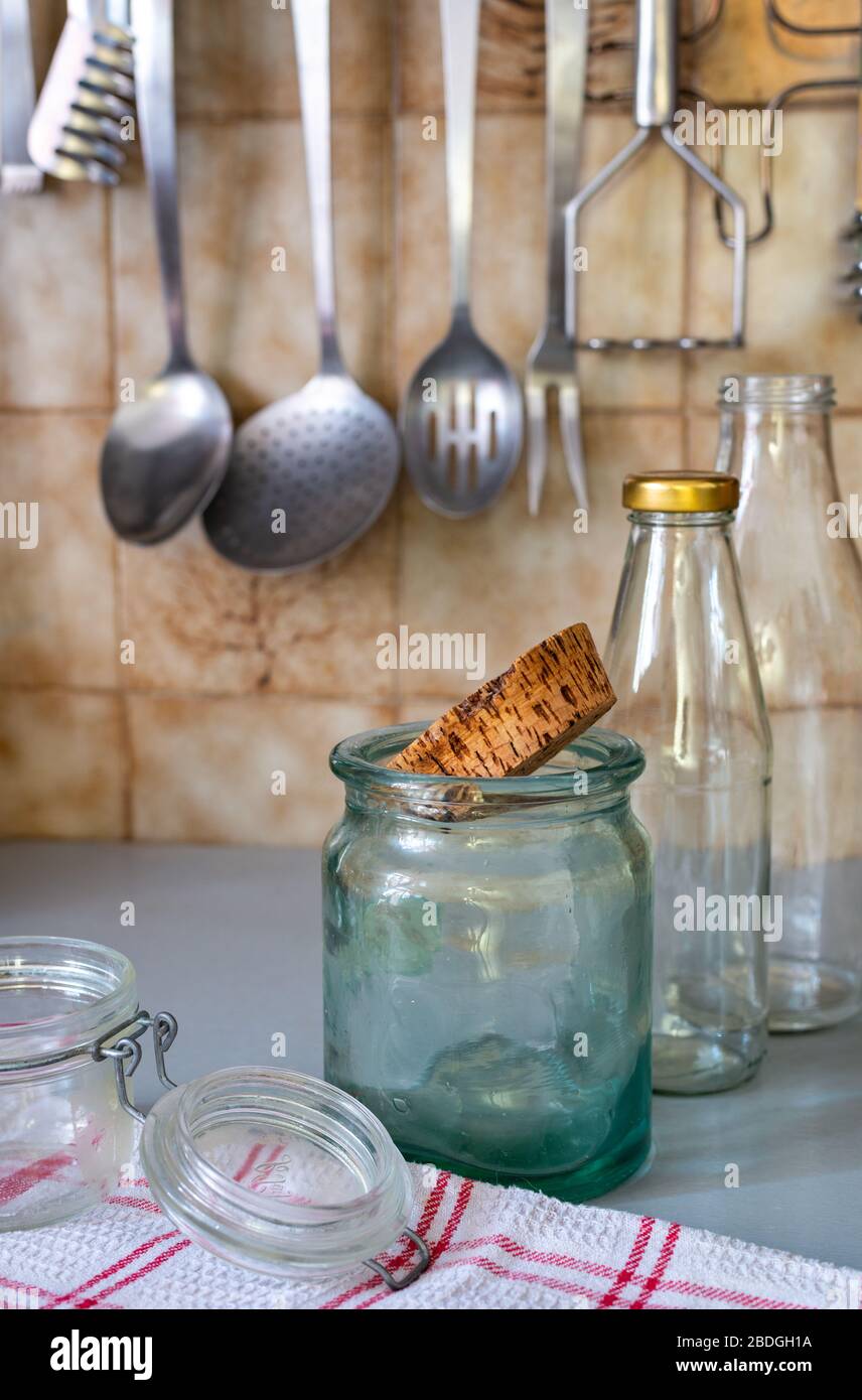 Concept Zero Waste Kitchen, recycelter Glasbecher und Flasche. Hintergrund. Stockfoto