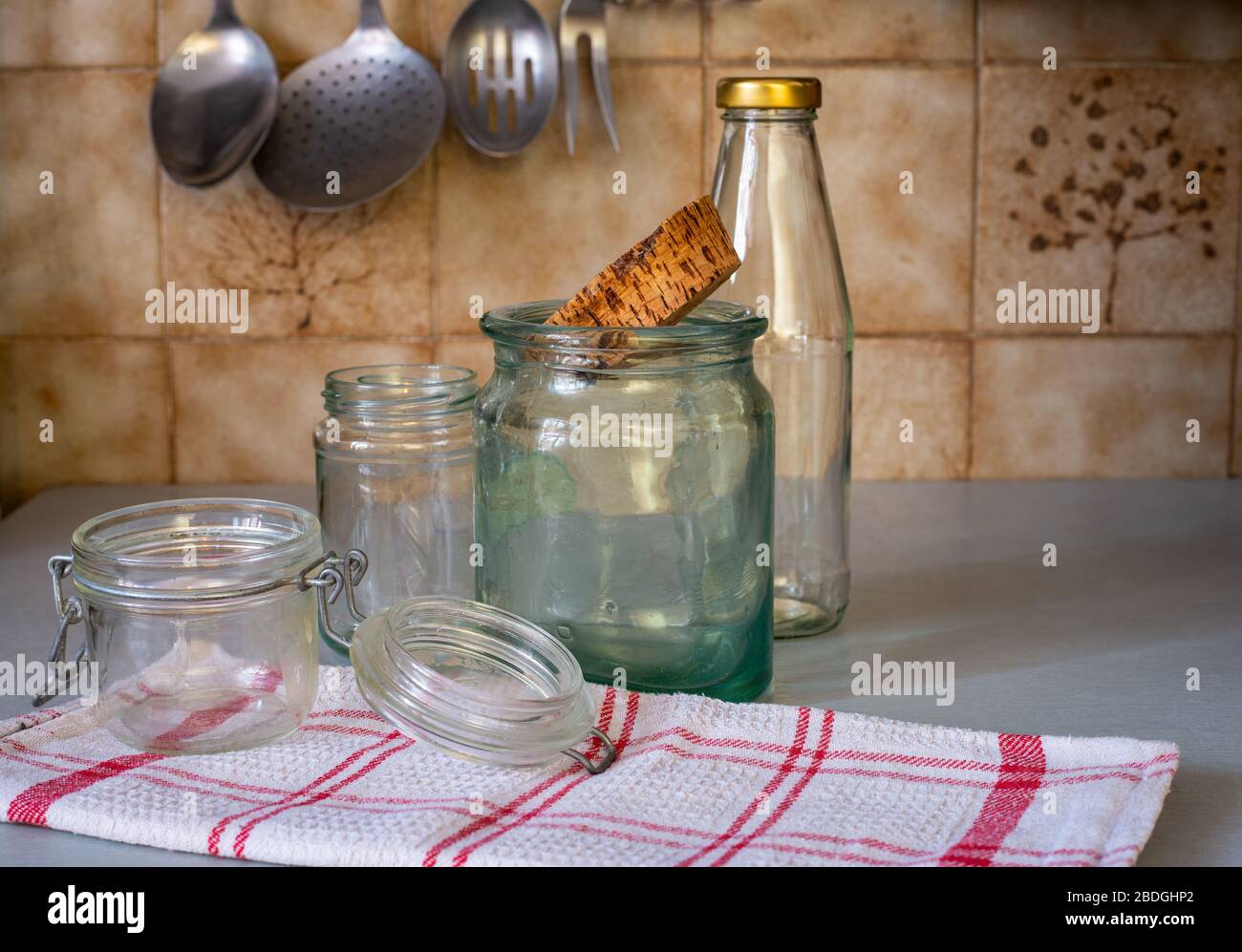 Concept Zero Waste Kitchen, recycelter Glasbecher und Flasche. Hintergrund. Stockfoto