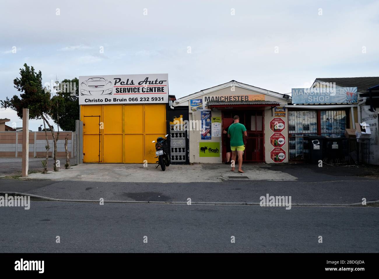 Alltägliche Straßenszene mit normalen Menschen im Vorort Kraaifontein in der nördlichen Region von Kapstadt, Südafrika. Stockfoto