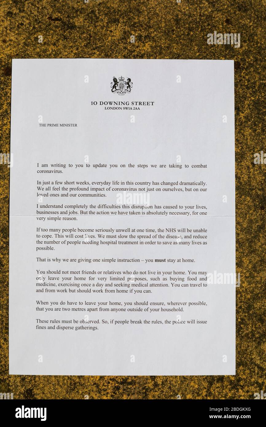 Brief der britischen Regierung, in dem sie erklärte, dass man drinnen bleiben müsse, während das Covid-19 Corona-Virus pandemisch ist. Stockfoto
