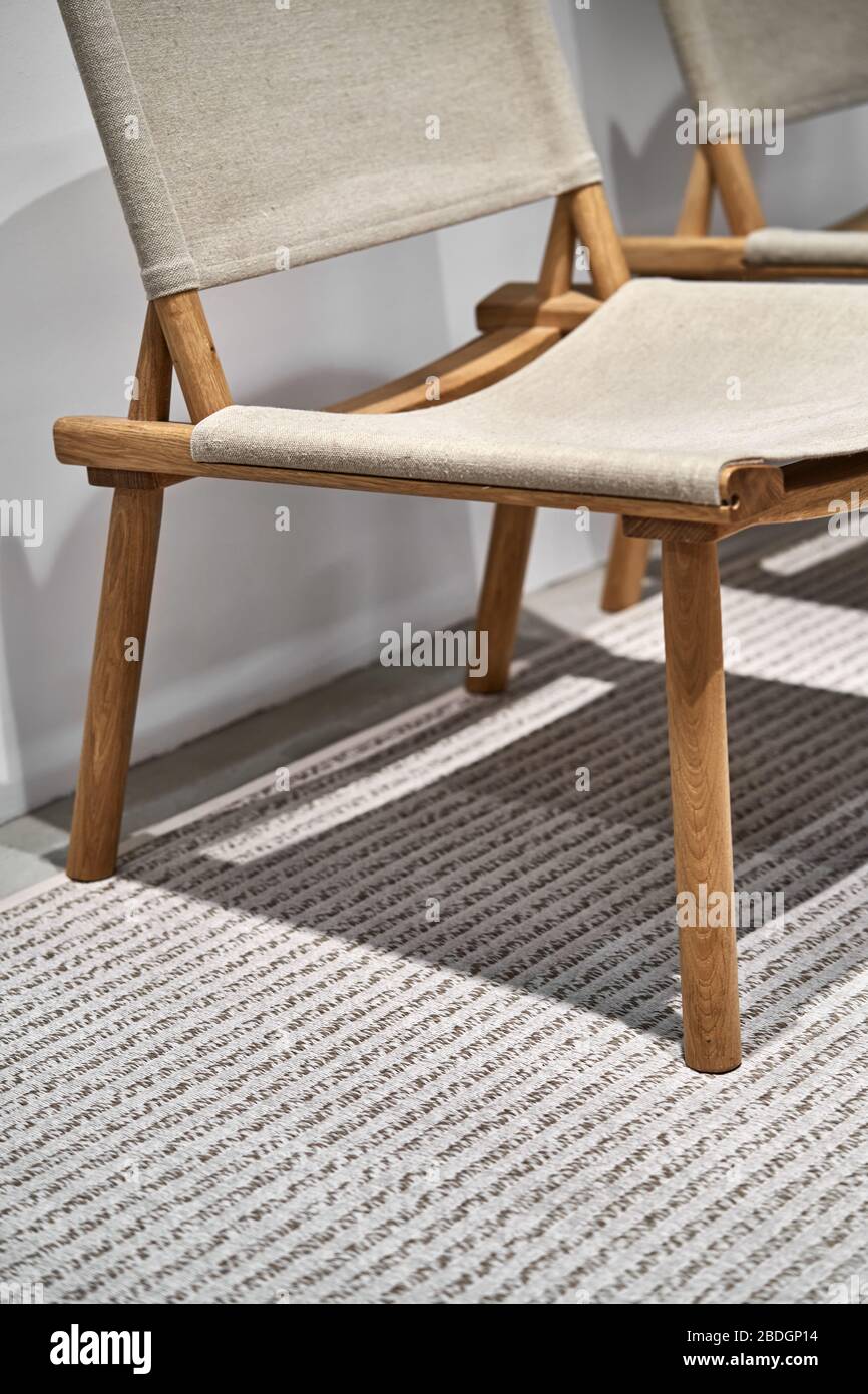Nahaufnahme bei Stühlen auf Teppich im Innenbereich Stockfoto