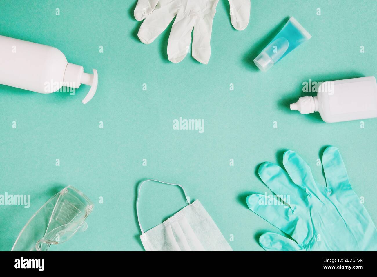 Vorbeugung gegen Coronavirus. Draufsicht medizinische Maske, Händededesinfektionsgel, Handschuhe und Brille für Handhygiene Corona-Virusschutz auf blauem Hintergrund. Cop Stockfoto Vorbeugung gegen Coronavirus. Draufsicht medizinische Maske, Händededesinfektionsgel, Handschuhe und Brille für Handhygiene Corona-Virusschutz auf blauem Hintergrund. Cop Stockfoto