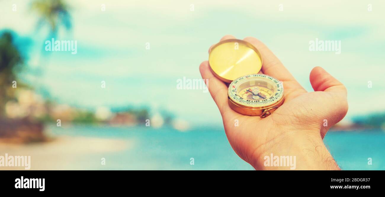 Kompass im Hintergrund auf das Meer und den Strand. Selektive konzentrieren. reisen. Stockfoto