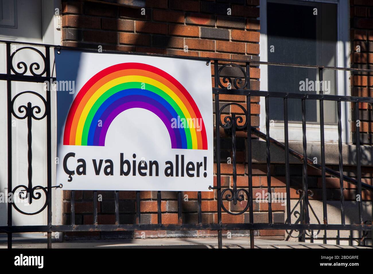 April 2020 - Montreal, QC, Kanada: Regenbogenschild auf einem Balkon "Ca va bien aller" französische Hoffnung Nachrichtenbewegung während Coronavirus (COVID-19) Pandemie Stockfoto