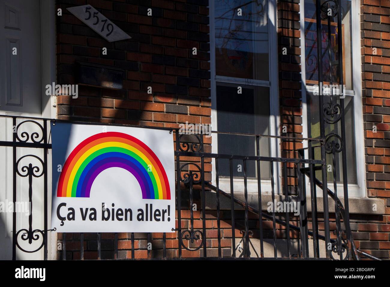 April 2020 - Montreal, QC, Kanada: Regenbogenschild vor einem Haus, "Ca va bien aller" französische Hope Message Movement, Coronavirus (COVID-19) Pandemie Stockfoto