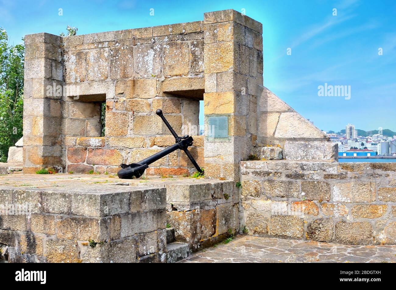 Antiker Anker in der Burg von Saint Antón. Galicien, Spanien Stockfoto