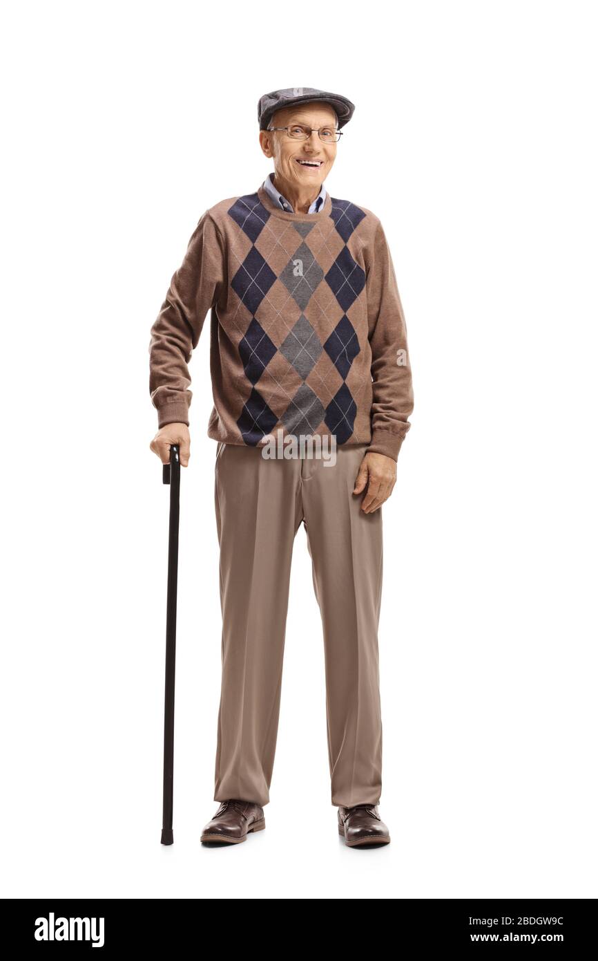 Das lange Porträt eines älteren Mannes, der mit einem Gehstock steht und die Kamera lächelt, die auf weißem Hintergrund isoliert ist Stockfoto
